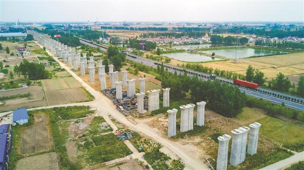 连淮镇扬铁路苏北灌溉总渠特大桥雏形初现