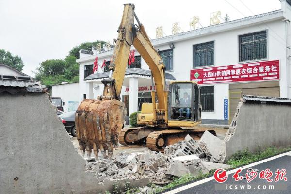 镇村院子也开始拆围墙了