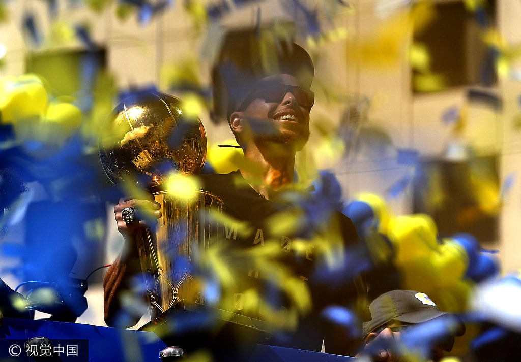 勇士队夺冠游行:150万球迷参加 库里享受欢呼