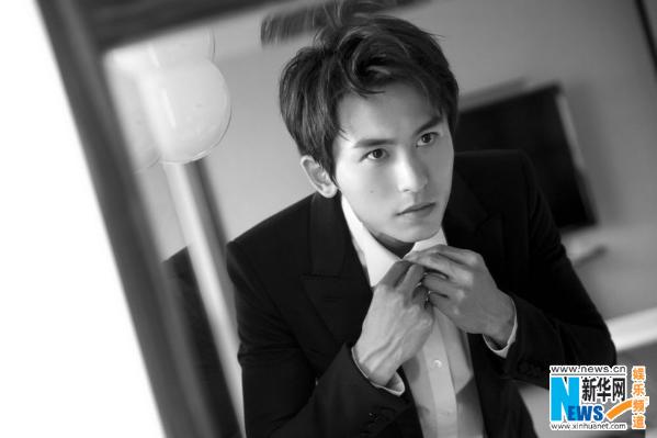 张哲瀚亮相上海电视节红毯 修身西装绅士有型_新闻频道_中国青年网