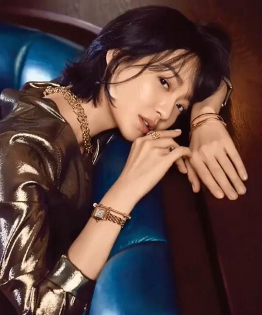 金宇彬女友申敏儿演绎金属感闪亮造型彰显华丽与性感组图