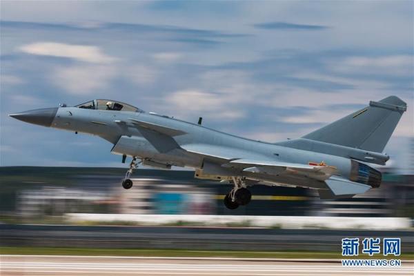 歼-10b战机在空军某机场听令起飞,参加飞行训练(6月13日摄).