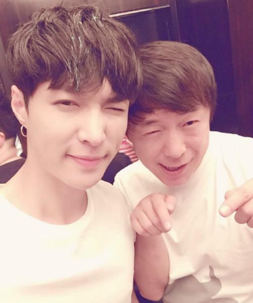 黄渤获影帝张艺兴祝贺:每次听渤哥感言都受益匪浅