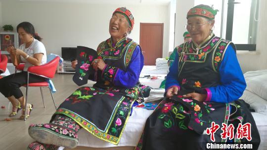 全国14个省市自治区代表在内蒙古交流民族团