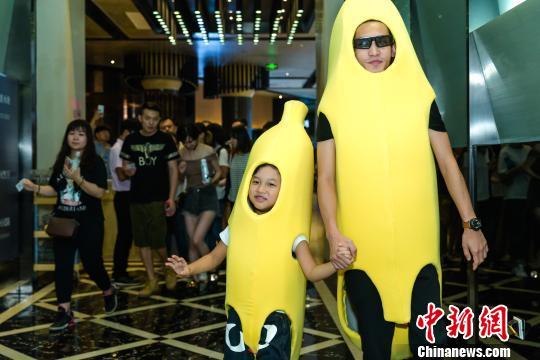 上海粉丝扮成香蕉人去电影院看小黄人