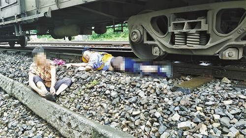 5秒钟!作为荣昌火车站值班员的他,跳车从火车