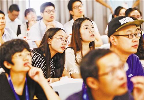 近200名青年学者交流最新学术成果 将学术力量