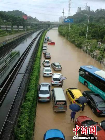 深圳连续三日局部特大暴雨 致山体滑坡道路中