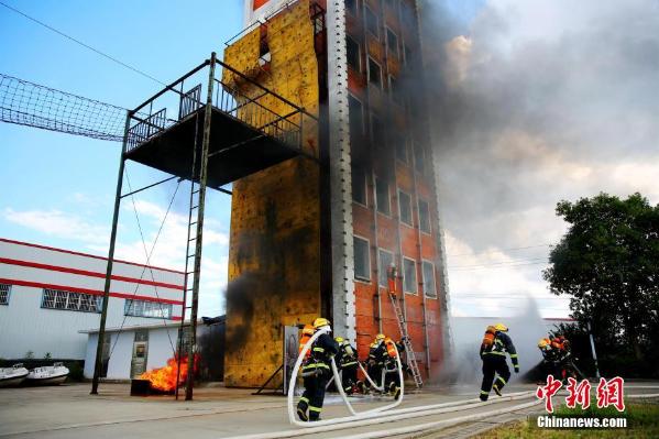 湖北咸宁消防官兵顶酷暑苦练精兵