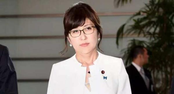日防卫大臣稻田朋美黯然退场她曾否认南京大屠杀