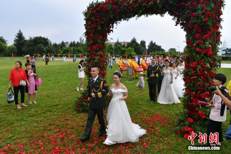 中国人民解放军驻滇某旅为22名官兵举行集体婚礼_新闻频道_中国青年网