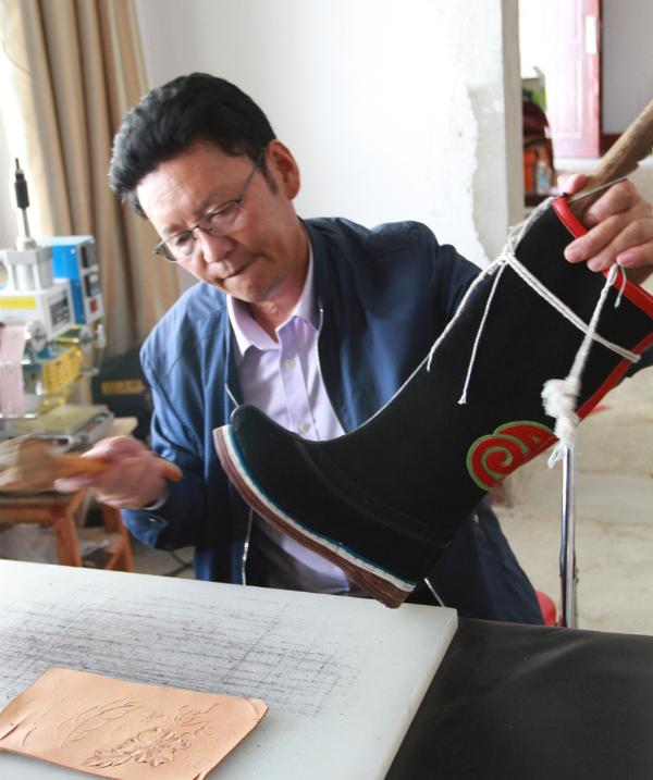 西藏日喀则谢通门县皮匠次仁顿珠五星红旗在我心