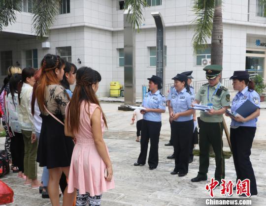 13名越南籍 三非 人员从云南天保口岸遣送出境