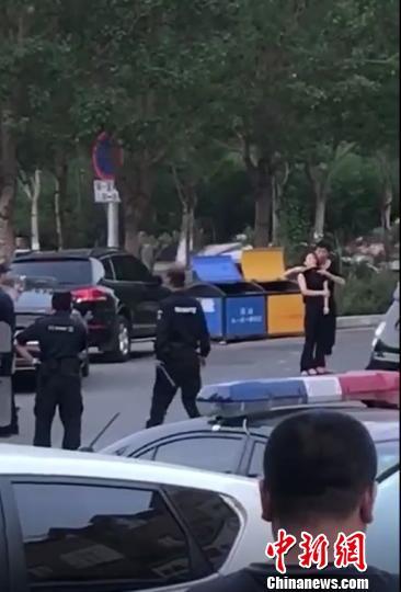 黑龙江一饭店员工持刀劫持主管被警方击伤后身
