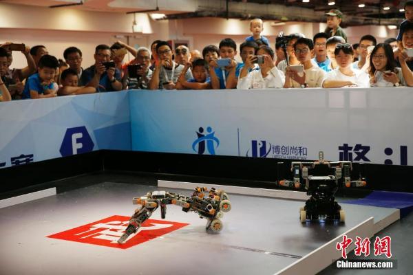 美格斗机器人接受“残酷”测试正面迎击挖沟机