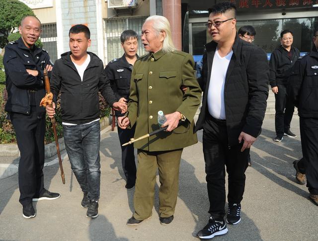 身背35万仗剑走天涯老人疑团信息表显示未服兵役