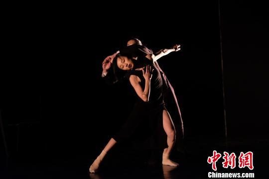舞蹈剧场《两地书》在京首演 香港与内地舞者
