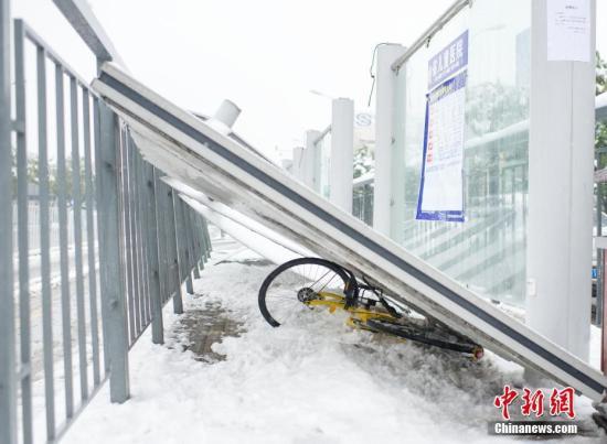 受大範圍降雪影響12省份98條高速公路局部路段封閉