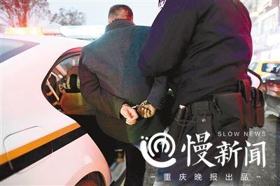 看看老赖有多狡猾手拿大叠人民币还说没钱赔款