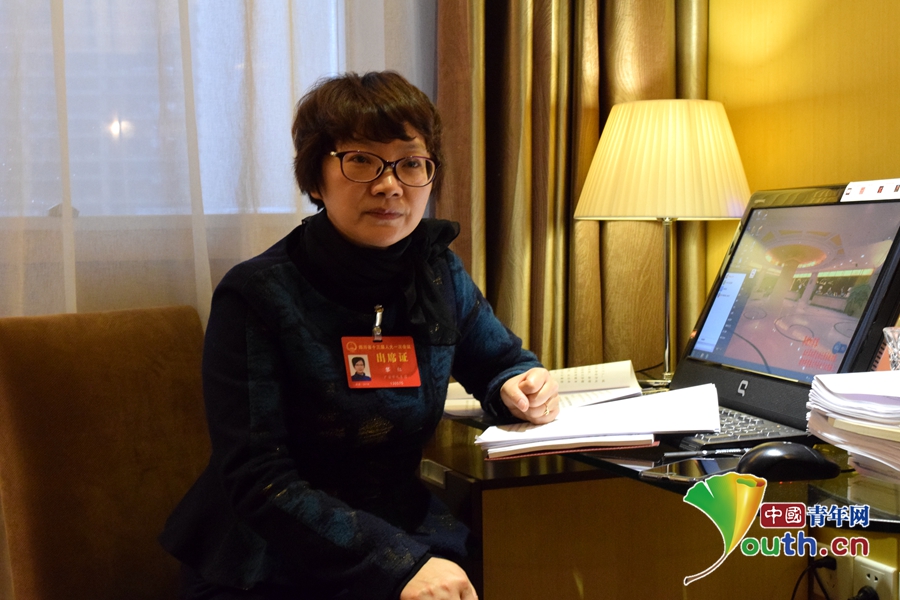 四川省人大代表,民进广安支部委员,广安市环境监测站站长黎红.