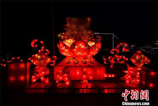 江苏泰州秋雪湖吉祥灯会亮灯 红灯高照迎新春