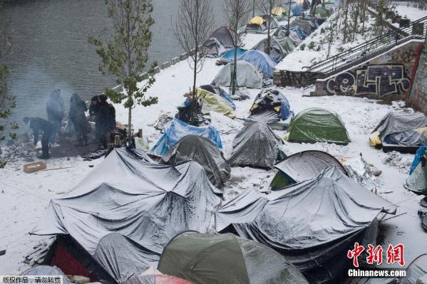 法国巴黎降大雪 移民营帐篷被雪覆盖