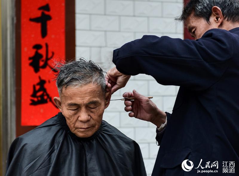 【网络媒体走转改】江西会昌:理发师游乡40