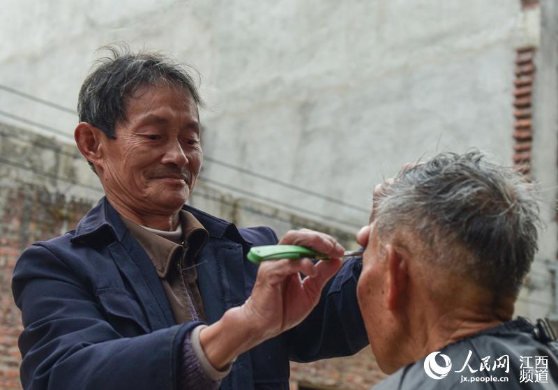 【网络媒体走转改】江西会昌:理发师游乡40