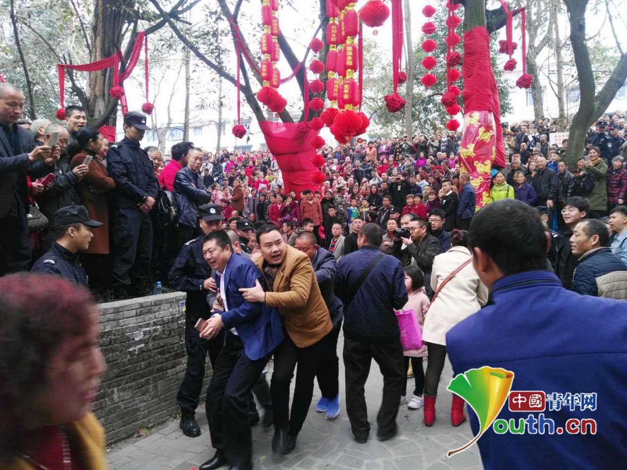 四川广汉:正月十六拉"保保" 传统民俗更红火