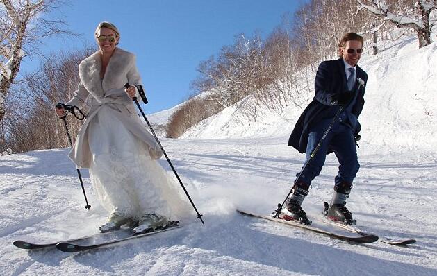 澳大利亚夫妇在日本滑雪场举行婚礼 新娘穿礼