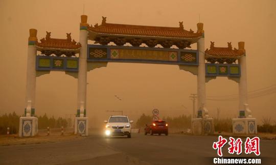 内蒙古遭遇大范围沙尘天气 局地白昼如夜