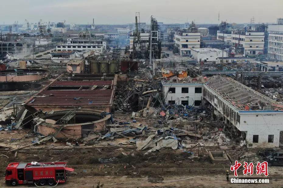 盐城爆炸现场消防员逆行灰尘上手写平安2字
