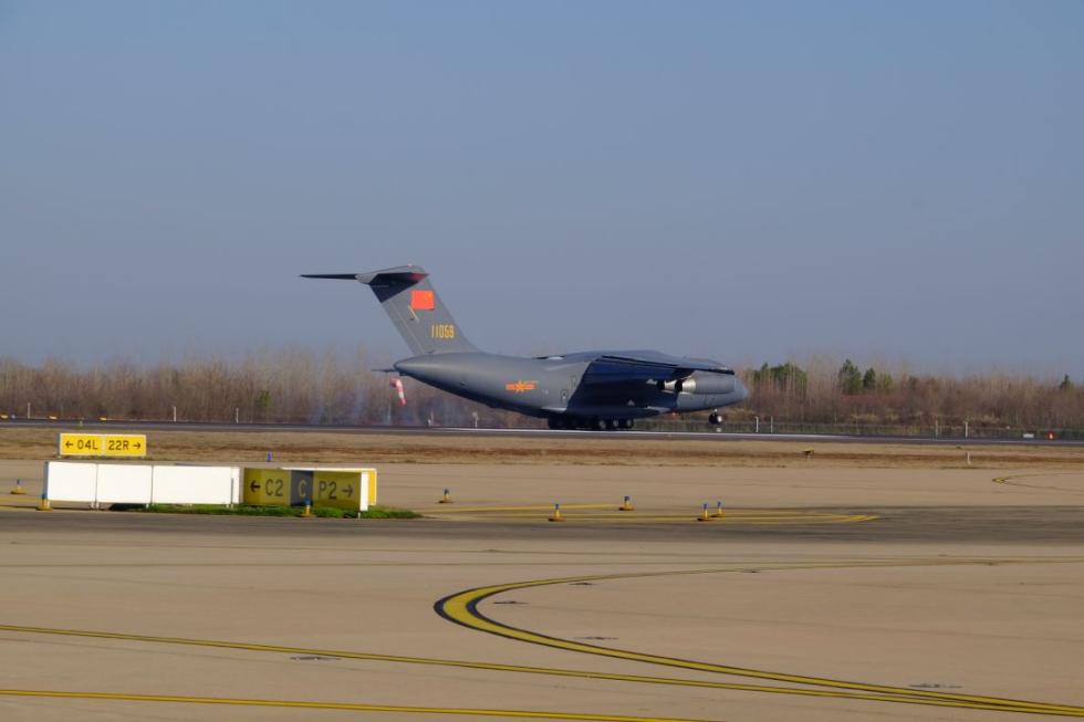 随着运-20,伊尔-76,运-9等3型8架运输机   陆续降落在武汉天河机场