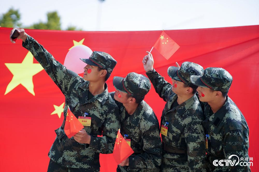 军人抱着国旗的图片图片