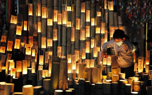 日本民众点燃竹灯纪念熊本地震5周年
