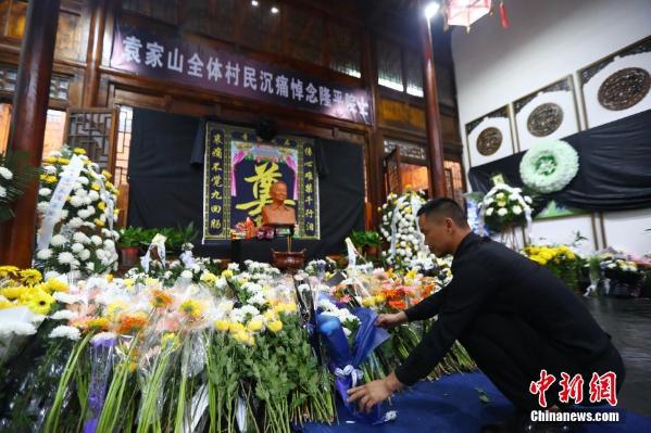 袁隆平故里江西德安自发悼念民众络绎不绝