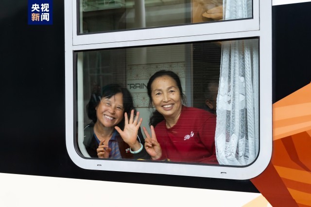 西南地区首趟!中老两国旅游列车"熊猫专列"开行