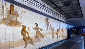 在北京，乘着地铁看壁画