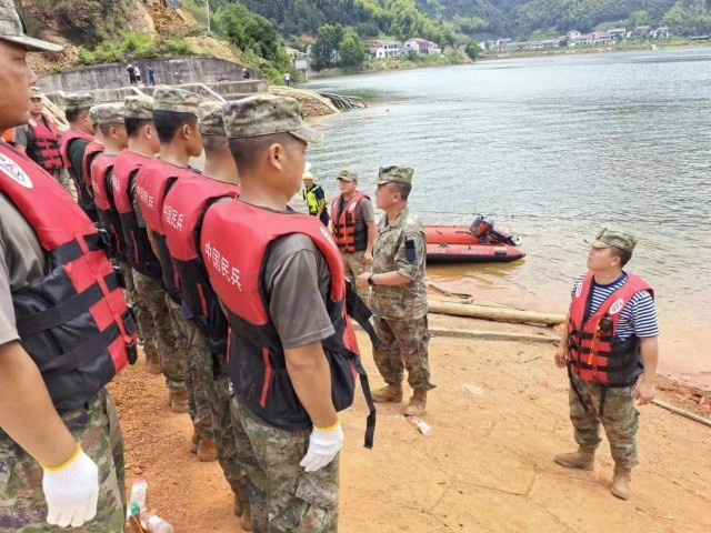 湖南九峰水库出现险情，子弟兵紧急出动赶赴现场抢险