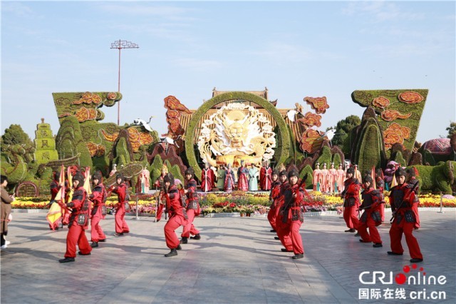 【2024打卡中国】异邦网红在开封游园赏花 与“包大东说念主”一齐探案解谜（组图）