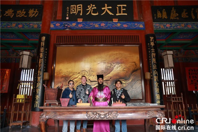 【2024打卡中国】异邦网红在开封游园赏花 与“包大东说念主”一齐探案解谜（组图）