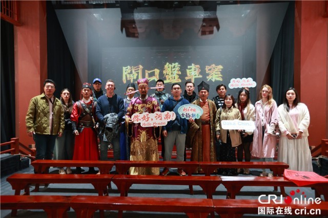 【2024打卡中国】异邦网红在开封游园赏花 与“包大东说念主”一齐探案解谜（组图）