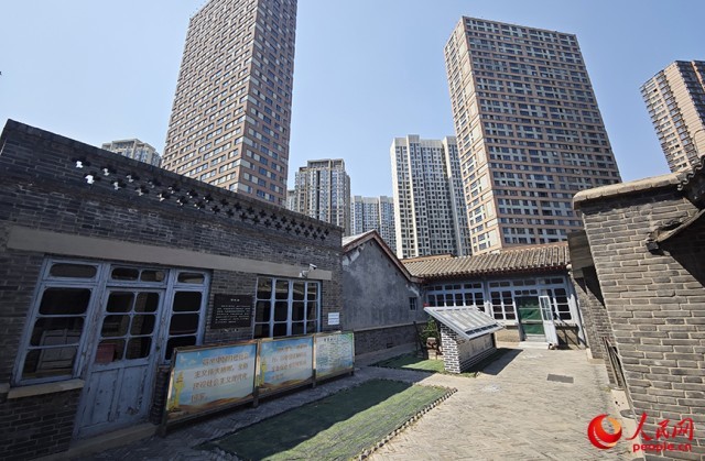 三条石历史博物馆在高层住宅之间。人民网记者 孙一凡摄