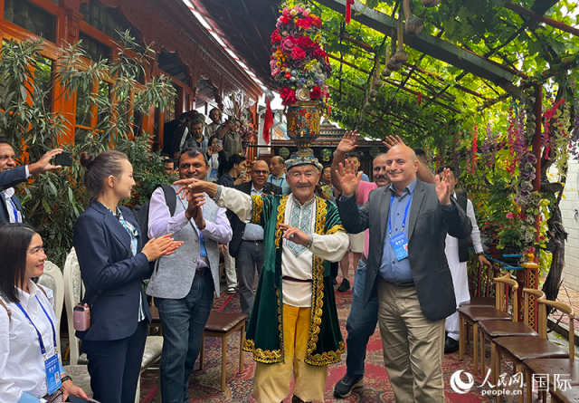 5��24�գ����ý�����������п����������������ι����顣 ���������� ��ת����