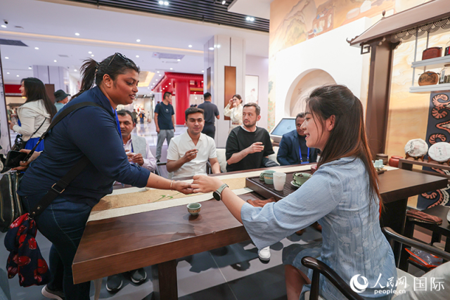 5��25�գ����ý�����ڻ�����˹���ʱ߾����������й��Ļ��ݲιۡ����������� �������