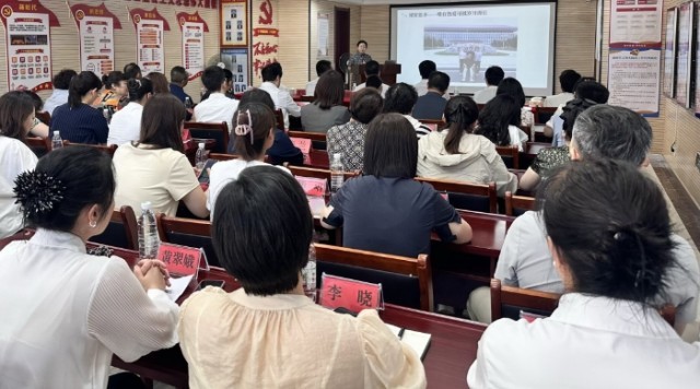 7��15�գ�������ί��Ṥ������ͬ����ʦ����ѧ����ѧԺ������������ѧ�ᣬ����������ѯʦ���������Ե���������ֳ��ڿΡ�������ί��Ṥ������ͼ