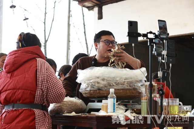 王均勇在现场为直播间的网友介绍土货。 第1眼TV-华龙网记者 罗杰 摄