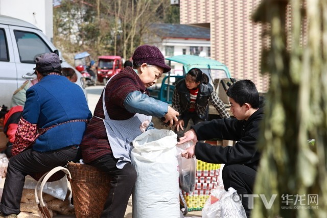 村民们帮忙将主播卖出的土货分装。 第1眼TV-华龙网记者 罗杰 摄