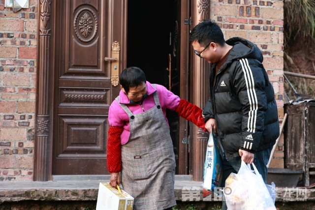 王均勇拎着满满的年货看望姑婆。 第1眼TV-华龙网记者 罗杰 摄