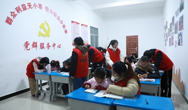 新春走基层丨年味里的青春:“护苗”成长 “助农”增收